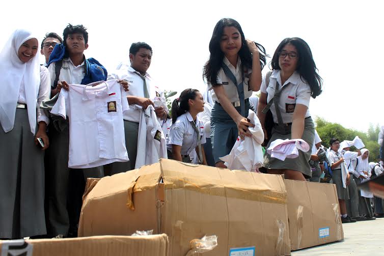kumpulkan seragam sekolah