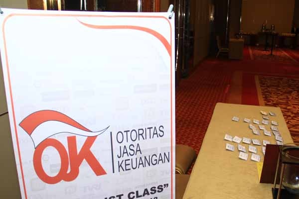 Spanduk Otoritas Jasa Keuangan terlihat di salah satu hotel berbintang di Medan. PotretBisnis/Andi Rambe