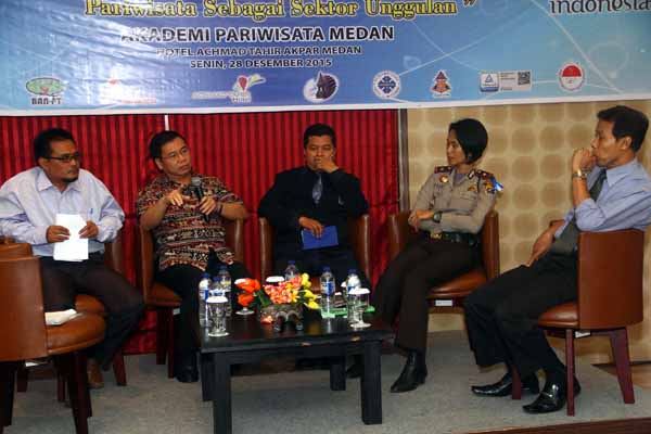 Narasumber (dari kiri) , Redaktur Harian Analisa Sugiatmo, Anggota DPR Komisi X Sofyan Tan, Dosen Akpar Medan Iwan Riady, Kasat Binmas Polresta Medan Kompol Juliani Prihatini dan GM Sakka Hotel Abbas Yunus memberikan penjelasan pada acara Media and Partnership Gathering bertema"Peran Media dan Industri Dalam Mendorong Pariwisata Sebagai Sektor Unggulan" di Hotel Achmad Tahir Akpar Medan, Senin (28/12). PotretBisnis/Andi Rambe