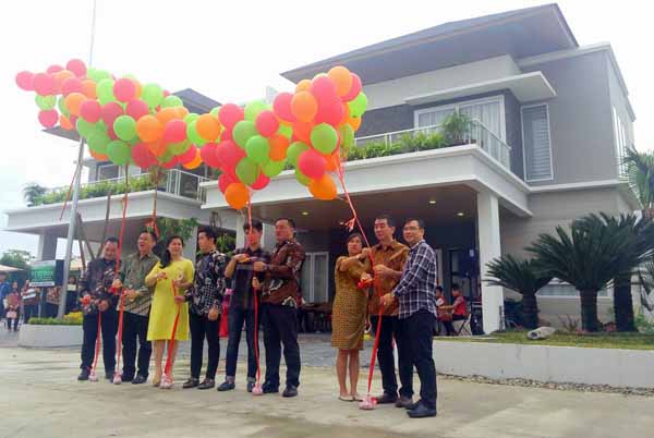 Direktur Umum Givency One, Jenny Lok bersama jajaran managemen dan karyawan saat peresmian rumah contoh Givency One Wiraland Property Group di Jalan Gaperta Ujung, Medan, Sumatera Utara, Minggu (13/12)
