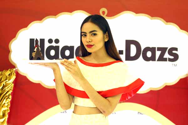 Seorang model memperlihatkan Haagen Dazs yang merupakan es krim Super Premium menawarkan varian rasa menarik di Haagen Dazs Cafe Mall Centre Point Medan, Sabtu (13/2). PotretBisnis/Andi Rambe