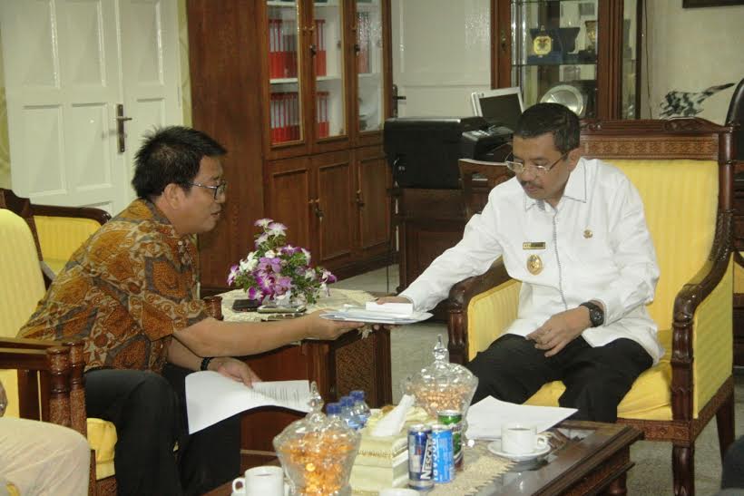 Plt Gubernur Sumut Tengku Erry Nuradi berfoto bersama usai menerima pengurus Organda Sumut di ruang kerjanya, lantai 9 kantor Gubernur Sumut, Jl Diponegoro Medan, Jumat (26/2/). PotretBisnis/Andi Rambe-Humas Gub