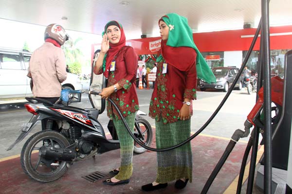 Petugas SPBU berpakaian kebaya mengisi bahan bakar minyak di SPBU Polonia Medan, di Medan, Sumatera Utara, Kamis (21/4). Memperingati Hari Kartini, PT Pertamina (Persero) Marketing Operation Region I memberikan apresiasi kepada perempuan Indonesia dengan memberikan kejutan hadiah langsung kepada para pelanggan perempuan di SPBU Kota Medan. Hal ini merupakan ungkapan terima kasih apresiasi terhadap pelanggan setia produk Pertamina dengan membagikan-bagikan hadiah bagi pelanggan pengguna produk Pertalite, Pertamax, Pertamax Plus dan Pertamina Dex. PotretBisnis/Andi Rambe
