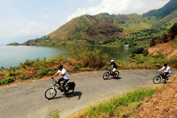 Sejumlah peserta Geobike Caldera Toba 2016 melintasi desa Silalahi, Samosir, Sumatera Utara, (9/4/15), Geobike Caldera toba merupakan kegiatan yang dilaksanakan untuk mempromosikan kawasan wisata Danau Toba, dan untuk meningkatkan wisatawan lokal dan mancanegara. Sebanyak 171 peserta dari berbagai daerah turut memeriahkan event yang berlangsung dari tanggal 8 - 10 April 2016. Potret Bisnis/Hendra Syamhari
