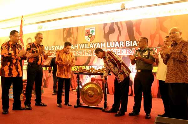 Plt Gubernur Sumut Tengku Erry Nuradi memukul gong menandai pembukaan Musdalub MPW PP Sumut di Hotel Danau Toba International, Jl Imam Bonjol Medan, Sabtu (30/04). PotretBisnis/Ist