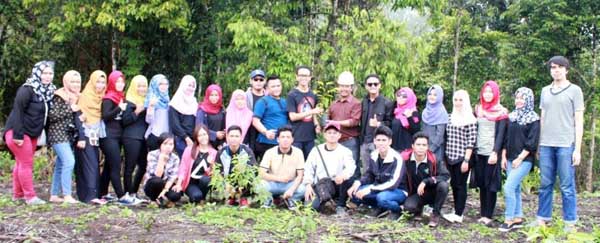 Sejumlah mahasiswa berfoto bersama.