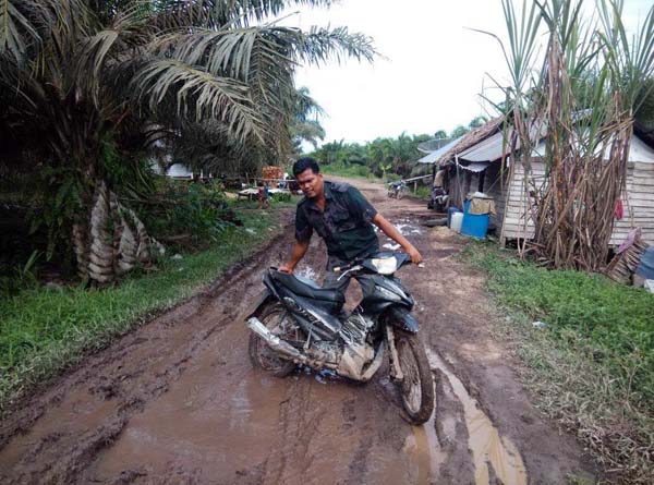 Anda S.Rambe Ketua KNPI ASAHAN, berupaya mendorong sepeda motornya disela-sela kunjungannya beberapa waktu yg lalu ke sei kepayang dlm acara Muscab PK KNPI Sei Kepayang Timur. PotretBisnis/Andi Rambe