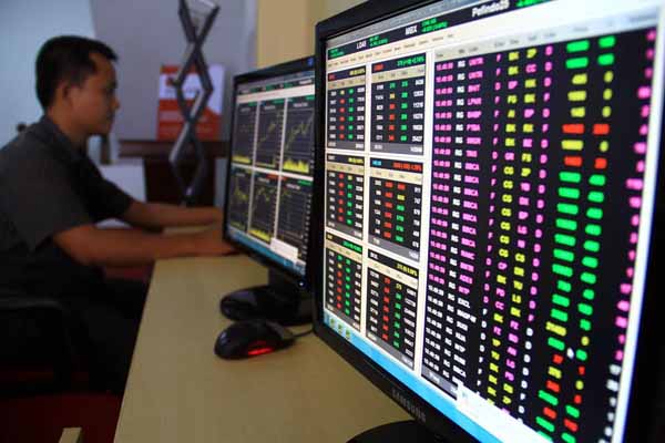 Pekerja mengamati monitor pergerakan saham di Kantor Bursa Efek Indonesia Perwakilan Medan, di Jalan Asia, Medan. Potret