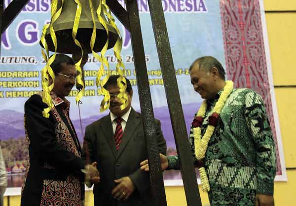 Gubernur Sumut Tengku Erry Nuradi dan Ketua KPK Agus Raharjo berbincang akrab dalam acara pembukaan Kongres Nasional GMKI ke XXXV di Gedung Auditorium Simanare Sipoholon, Tapanuli Utara (Taput), Rabu (24/8). PotretBisnis/Rel Humas