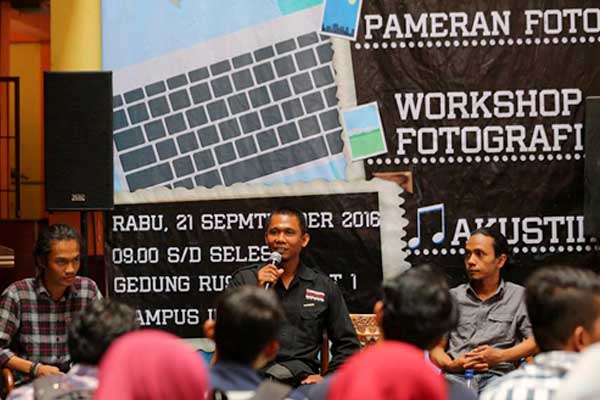 Ketua Pewarta Foto Indonesia (PFI) Medan Rahmad Suryadi (tengah) didampingi Redaktur Foto Harian Medan Bisnis Roemono (kanan) dan moderator acara memberikan penjelasan pada acara Workshop Fotografi, dan Pameran yang digelar mahasiswa Fakultas Ilmu Sosial Ilmu Politik Universitas Muhammadiyah Sumatera Utara, di Aula kampus tersebut, di Medan, Rabu (21/9). Diskusi tersebut juga membahas tentang peran dan fungsi pewarta foto dalam menjalankan tugas jurnalistik. PotretBisnis/Dok.PFI-Medan