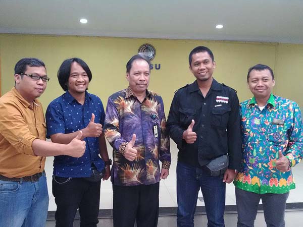 Rektor Universitas Muhammadiyah Sumatera Utara (UMSU) Agus Sani (tengah), didampingi Humas UMSU Ribut Pribadi (kanan) dan Dosen FISIP UMSU Said Harahap (kiri), berfoto bersama Ketua Pewarta Foto Indonesia Medan (PFI-Medan), Rahmad Suryadi (kedua kanan) dan Sekretaris Risky Cahyadi seusai menggelar pertemuan di kampus biru tersebut di Medan, Sumatera Utara, Jumat (30/9). UMSU dan PFI Medan sepakat untuk merencanakan program pasca sarjana bagi para anggota pewarta foto yang ingin melanjutkan pendidikannya. PotretBisnis/Andi Rambe-Dok PFI Medan
