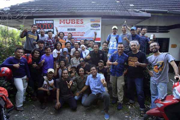 sejumlah peawrta foto yang teragabung dalam organisasi profesi PFI Medan berfoto bersama usai melaksanakan Mubes PFI Medan, di Omerta Koffie Jalan KH Wahid Hasyim, Minggu (18/9). PotretBisnis/Dok. PFI Medan
