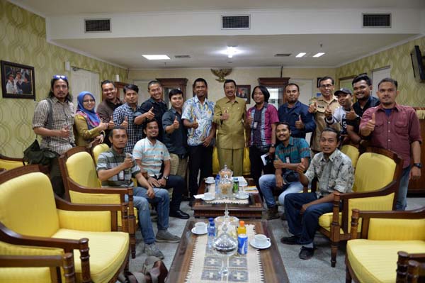 Gubernur Sumatera Utara Tengku Erry Nuradi berfoto dengan para pengurus Pewarta Foto Indonesia Medan di kantor Gubernur, Jalan Diponegoro, Medan, Senin (3/10). PotretBisnis/Dok-PFI Medan