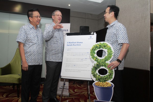 President Director PT Zurich Topas Life Peter Huber (tengah), berbincang dengan Chief Agency Officer Darwin Gunawan (kanan) dan Principal Wilayah Sumatera Utara Wira Arjuna saat peluncuran produk asuransi jiwa dwiguna (endowment) yakni Zurich Pro-Fit 8 di Hotel Aston, Medan, Sumatera Utara, Jumat (16/12). Produk tersebut merupakan produk dwiguna pertama di Indonesia yang menawarkan manfaat ganda berupa jaminan cashback tahunan dan hasil investasi potensial dari penempatan jenis dana investasi unit link. Pelanggan hanya perlu membayar premi asuransi selama 8 tahun untuk proteksi dan manfaat selama 20 tahun. Zurich Pro-Fit 8 didesain untuk memenuhi kebutuhan perencanaan keuangan nasabah, baik untuk tabungan pendidikan anak, persiapan pensiun, atau perencanaan liburan yang ditargetkan untuk segmen pasar menengah ke atas. PotretBisnis/Andi Rambe