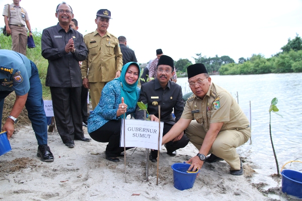 Gubernur Sumatera Utara Tengku Erry Nuradi (tengah) didampingi istri Evy Diana saat melakukan penanaman pohon