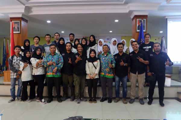 Sejumlah Pengurus Pewarta Foto Indonesia (PFI) Medan berfoto bersama mahasiwa dan dosen FISIP UMSu, di Medan, Jumat (16/12). PotretBisnis/Dok.PFI medan