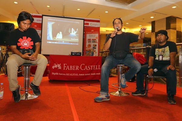 Bendahara Umum PFI Medan Hendra Syamhari (tengah) bersama Pewarta Foto Antara Irsan Mulyadi (kiri) dan moderator Maq Veri Ardian memberikan penjelasan pada acara Diskusi Foto Animasi Restu dan Video Dokumenter di Cambridge Mall, Jalan S.Parman Medan, Jumat (30/12). Kegiatan tersebut merupakan rangkaian Pameran foto peduli gempa Pidie Jaya Aceh hasil karya anggota Pewarta Foto Indonesia (PFI) Medan dan Aceh. PotretBisnis/Humas PFI Medan