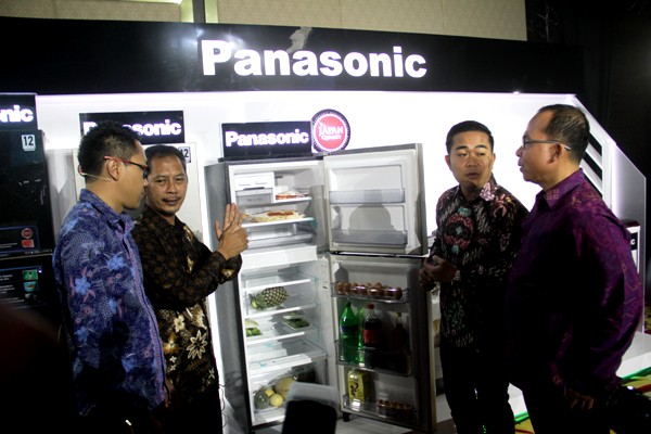 Product Marketing Home Appliance Albert Muljo Pranoto , Laundry System Bussines Unit Head Husnul Halbi , Product Marketing Manager Home Appliance Frangky Purnomo dan Branch Manager Medan Budiman Sinaga saat acara peluncuran Lemari Es Panasonic Bright and Beauty (BB) Series dengan mengedepankan gagasan untuk Start Your Smart Living, dengan teknologi Econavi dan Inverter di Hotel Adi Mulya, Jalan Diponegoro, Medan, Sumatera Utara, Kamis (12/1). PT Panasonic Gobel Indonesia meluncurkan produk terbaru dengan teknologi yang memiliki wadah khusus penyimpanan daging untuk mencegah percampuran bau dan penurunan kuaalitas makanan. Selain itu sebagai pengatur kelembaban didalamnya, sehingga kuaalitas nutrisi dan kesegaran makanan yang disimpan tetap terjaga. PotretBisnis/Andi Rambe