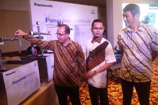 Branch Manager Medan PT Panasonic Global Indonesia , Budiman Sinaga (kiri) mengenalkan mesin pompa air hemat energi GA 126JAK Panasonic , pada launching yang diadakan di hotel JW Marriot, Rabu, 16, maret, 2016.Selain hemat energi GA 126JAK juga telah memecahkan rekor pemakaian 100 jam nonstop. PotretBisnis/Fauzi Ilham