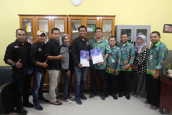 Para Pengurus Pewarta Foto Indonesia Medan, berfoto bersama