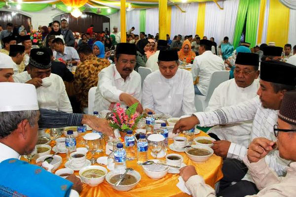 Gubernur Sumatera Utara Tengku Erry Nuradi (tengah) saat berbuka puasa bersama di kediaman Ketua DPRD Sumut, di Medan, (6/6). PotretBisnis/HO
