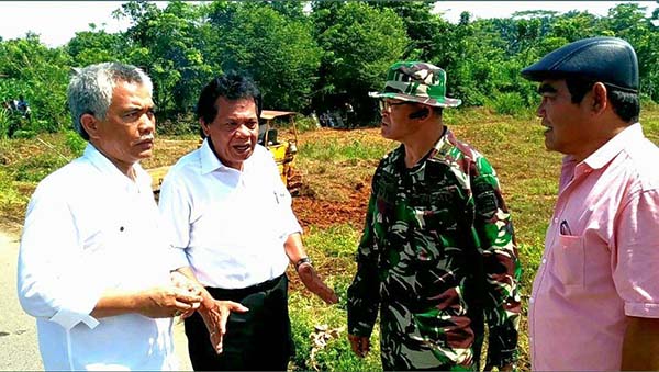 Kuasa Hukum PT Perkebunan Nusantara II Sastra, SH, MKn saat melakukan penianjauan di lokasi