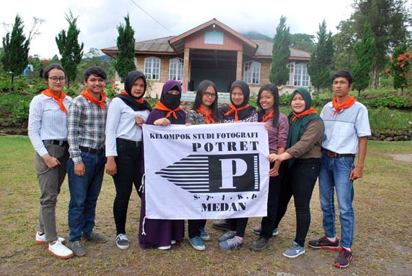 Anggota Baru KSF Potret STIK P Medan, berfoto bersama seusai pelantikan di Bumi Perkemahan Sibolangit, Deli Serdang, Sumut, Minggu (3/12). PotretBisnis/HO
