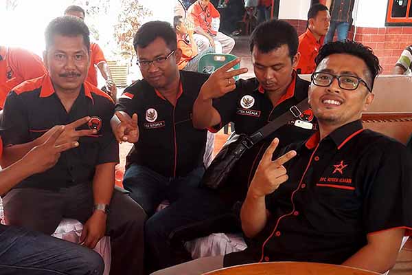 Ketua Relawan Perjuangan Demokrasi (Repdem) Asahan, Kiki Komeni, SE, bersama pengurus di sebuah acara di Kisaran, belum lama ini.