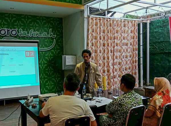 Haslan Tambunan salah seorang peserta bakal calon legislatif ketika melakukan tes wawancara terbuka di Medan, Minggu (15/4/2018).