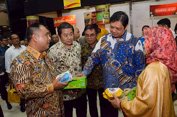 Managing Director GarudaFood Fransiskus Johny (kiri) didampingi oleh Head of Corporate Communication Dian Astriana (paling kanan) menjelaskan mengenai produk Gery Saluut Malkist Matcha untuk pasar e-commerce kepada Menteri Perindustrian Airlangga Hartarto (kedua kanan), Dirjen Perindustrian Panggah Susanto (berkacamata) dan Ketua Umum GAPMMI Adhi S Lukman (kedua kiri) di Pameran Industri Makanan dan Minuman di Jakarta, Senin (23/4). Mengantisipasi ekonomi digital dan pergeseran pola konsumsi masyarakat dari konvensional ke online, menjadi latar belakang GarudaFood untuk merambah ke pasar e-commerce dan mematok pertumbuhan penjualan di atas 15% pada tahun 2018. PotretBisnis/Andi Rambe-Rel Gf