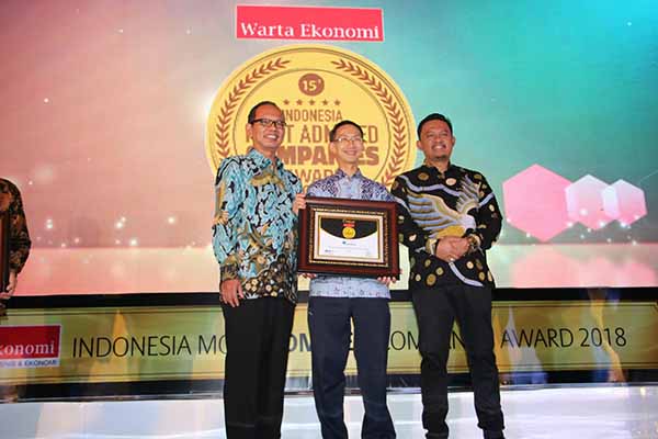 Direktur GarudaFood Group Paulus Tedjosutikno (tengah) menerima penghargaan ‘Indonesia Most Admired Companies 2018’ kategori Consumer Goods yang diberikan oleh Muhammad Ihsan Pemimpin Redaksi Warta Ekonomi didampingi oleh Bram S. Putro Pemimpin Perusahaan Warta Ekonomi di Jakarta, Rabu (9/5). PotretBisnis/ril-GF