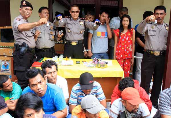 Kasat Sabhara Polresta Medan, Kompol Siswandi menunjukkan barang bukti Narkoba 6 paket Sabu sabu beserta 3 orang pemakainya. Turut juga diamankan 16 orang Preman dan Juru parkir liar yang terjaring operasi rutin Satuan Shabara Polresta Medan, Jumat (26/2). Poetra