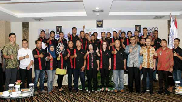 Sejumlah Pengurus Besar Aliansi Media Cyber Indonesia (PB AMCI) berfoto bersama seusai acara pengukuhan di Hotel Karibia Medan, Jumat (27/5). PotretBisnis/Andi Rambe
