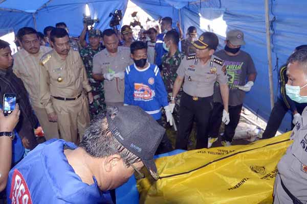 Plt Gubernur Sumut Tengku Erry Nuradi meninjau langsung proses identivikasi salah seorang korban meninggal dunia di posko Tanggap Darurat Bencana Air Terjun Dua Warna di pintu rimba, Bumi Perkemahan Sibolangit, Senin (16/5). PotretBisnis/ist