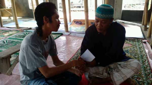Ketua AMCI Devi Marlin melalui Wakil Bendahara Haslan Madli Tambunan didampingi Humas Suhardiman menyerahkan langsung kepada diterima langsung Bendahara BKM masjid Al Iklas, Raja Taufik didampingi Sekretaris Syamsul Bahri.