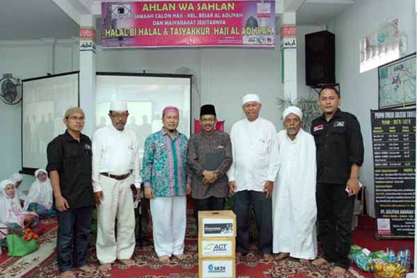 Pimpinan AL ADLIYAH bersama Ust H Abdul Latif Khan, dewan penasehat, tokoh masyarakat dan perwakilan ACT Sumatera Utara selepas penggalangan dana kemanusiaan untuk Muslim Suriah. PotretBisnis/Rel-