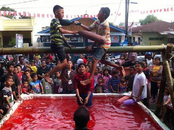Dua anak saling pukul dengan menggunakan bantal saat perlombaan pukul bantal di Jalan Setia Luhur, Medan Helvetia, Medan, Sumatera Utara, Rabu (17/8). Warga Kota Medan menggelar berbagai lomba dan pesta rakyat dalam rangka memeriahkan Hari Ulang Tahun Kemerdekaan Republik Indonesia ke-71 Tahun . Hal serupa juga digelar di seluruh pelosok tanah air, dan juga warga Indonesia yang ada di luar negeri. PotretBisnis/Andi Rambe