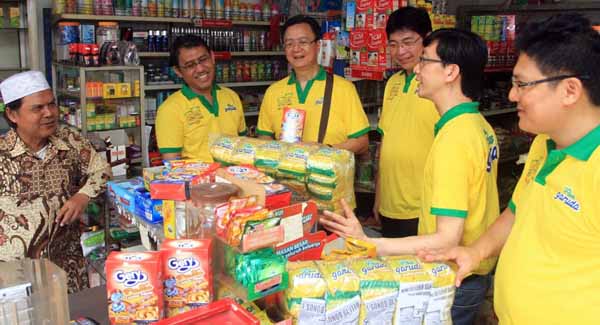 Director GarudaFood Group, Rudy Brigianto, (kedua kiri), Chairman GarudaFood Group, Hartono Atmadja (tengah), Marketing General Manager GarudaFood Group, Agus Afenlie (kedua kanan) beserta jajaran Direksi lainnya berdialog dengan pelanggan pemilik customer retail saat aksi simpatik bertajuk �Spreading Day� di Jakarta, Sabtu (25/2). Dalam kegiatan ini GarudaFood Group memperkenalkan varian produk barunya, yakni Pilus Garuda Keju yang merupakan inovasi produk GarudaFood Group untuk kategori snack crackers. Pilus Garuda Keju, diharapkan dapat meningkatkan penjualan Pilus Garuda sebesar 20%. PotretBisnis/Rel-GF