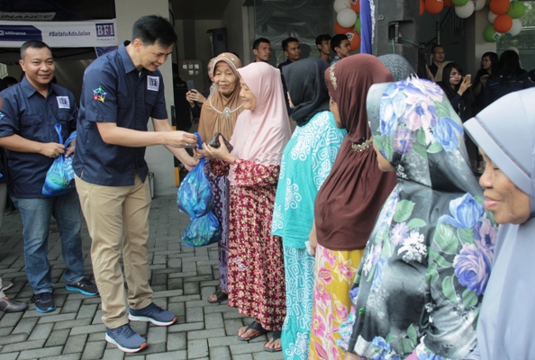 Hari Pahlawan, BFI Finance Gelar Sembako Murah