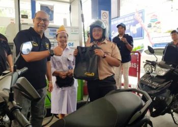 Peringati Hari Pahlawan, Petugas SPBU Kenakan Busana Perjuangan