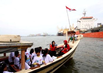 Pelindo 1 Berbagi Kebahagiaan Bersama Anak Kampung Nelayan