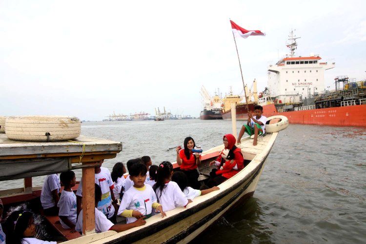 Pelindo 1 Berbagi Kebahagiaan Bersama Anak Kampung Nelayan