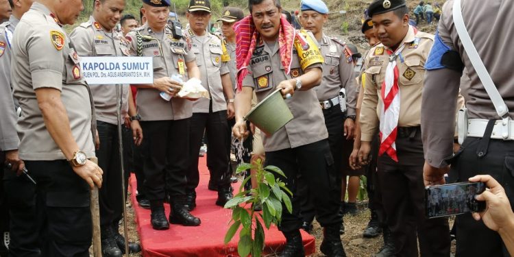 Tanam Sejuta Bibit Pohon, Polda Sumut Dukung Pembangunan Danau Toba yang Super Prioritas