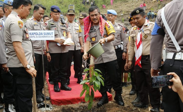 Tanam Sejuta Bibit Pohon, Polda Sumut Dukung Pembangunan Danau Toba yang Super Prioritas