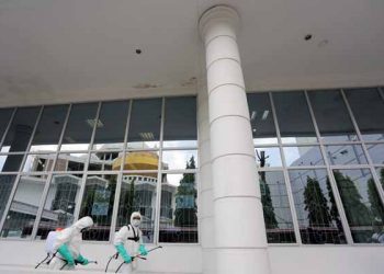 Kantor Gubsu Disemprot Disenfektan Cegah Corona
