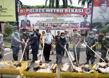 Polres Bekasi Musnahkan 200 Kg Ganja