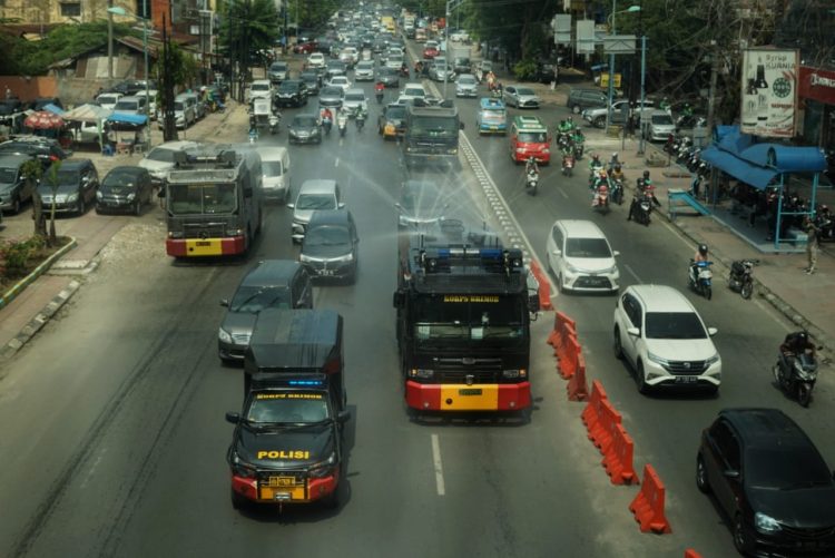 Di Medan, Polisi Semprot Disinfektan Pakai Water Canon