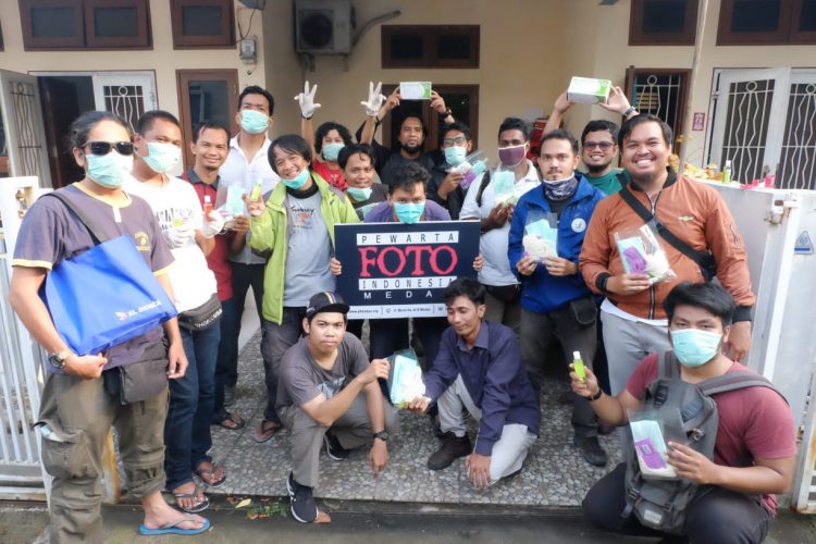 Cegah Penularan COVID-19 Saat Liputan, PFI Medan Bagikan Masker Hingga Vitamin Kepada Anggota