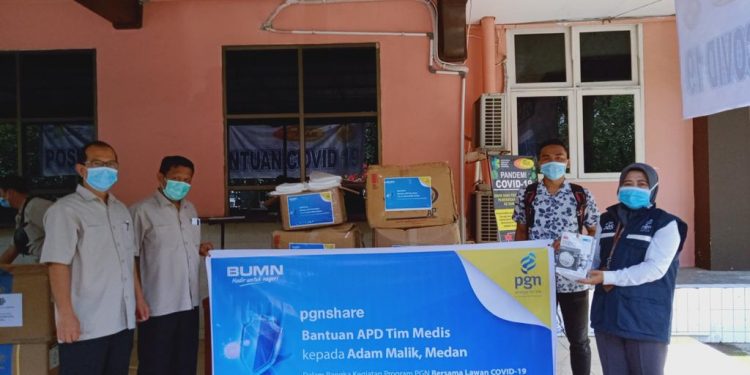 PGN Serahkan Bantuan APD ke RSUP H Adam Malik