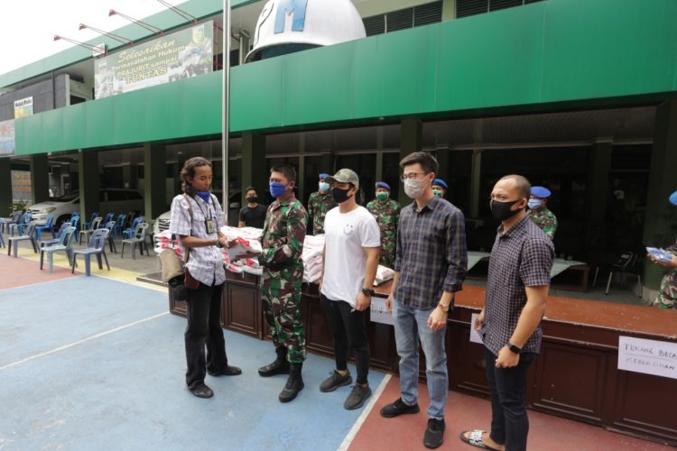 Denpom 1/5 Dan IM Parfume Salurkan Bantuan Beras